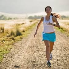 详解职业球员的钉鞋选择：天然草皮与人工草皮对抓地力的不同需求