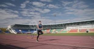 体育博弈里的“过度自信曲线”：新手为何最敢下注？（体育博弈的自信陷阱：新手为何敢押最大？）